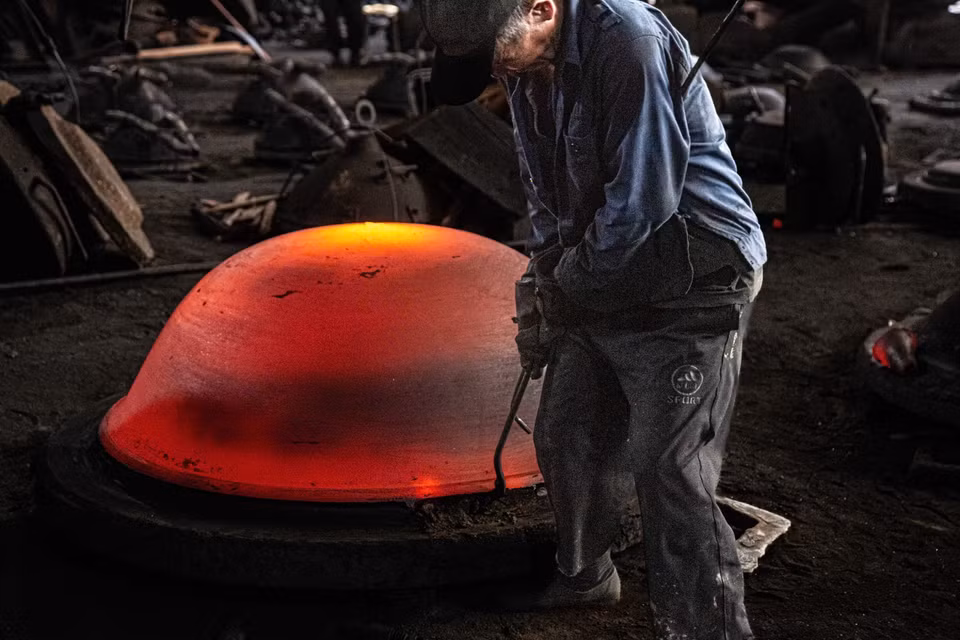 Cast-iron pans are produced in a wide range of sizes, from small to large. (Photo: VNA)
