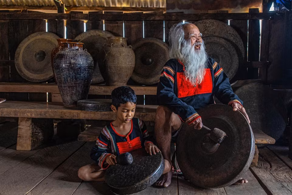 Elderly Ede artisans pass down the gong culture to younger generations — a sound that bridges tradition and the future. (Photo: VNA)