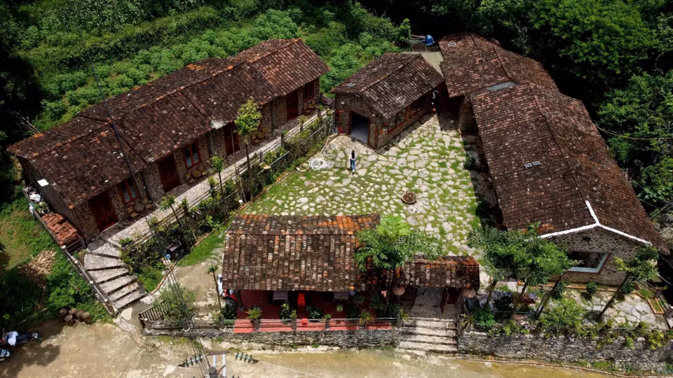 The preservation of cultural and architectural values of the Tay, Nung, Mong, and Lo Lo ethnic groups in border villages in Cao Bang province has supported the development of community-based tourism, turning the province into an attractive destination. In the photo: The houses with yin-yang tiled roofs create a distinctive feature of the ancient stone village of Khuoi Ky (Trung Khanh). (Photo: VNA)