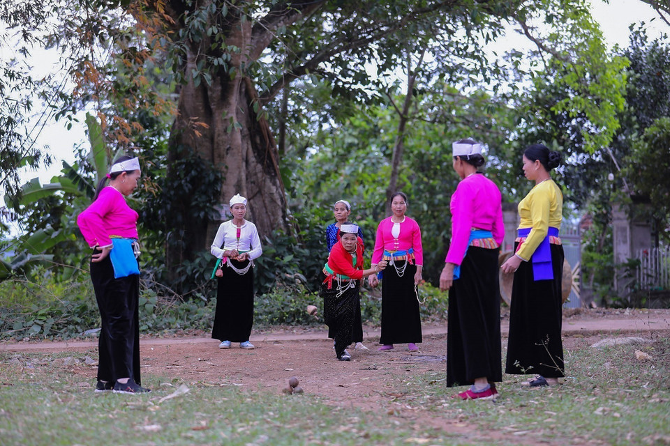 Danh cu is usually played between two groups or two competing teams. (Photo: VNA)