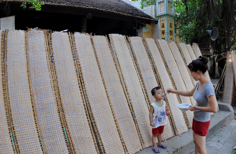 Scenes from the daily life of people in Tho Ha village. (Photo: VNA)