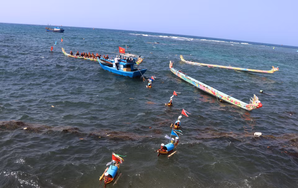 The “Le khao le the linh Hoang Sa” (Feast and Commemoration Festival for Hoang Sa Soldiers) was recognised in 2013 as a National Intangible Cultural Heritage in the category of social customs and beliefs. In the photo: Rituals at the Feast and Commemoration Festival for Hoang Sa Soldiers held by fishermen in Quang Ngai province (2023). (Photo: VNA)