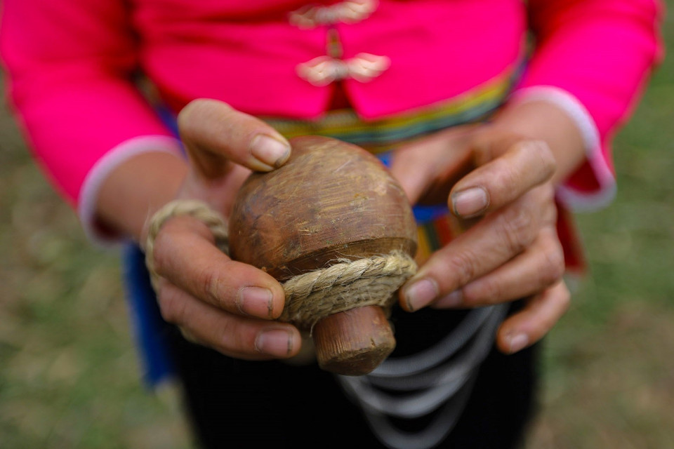 The cu (spinning top) is usually made of hard wood and carefully shaped so that it can spin for a long time on the ground. (Photo: VNA)