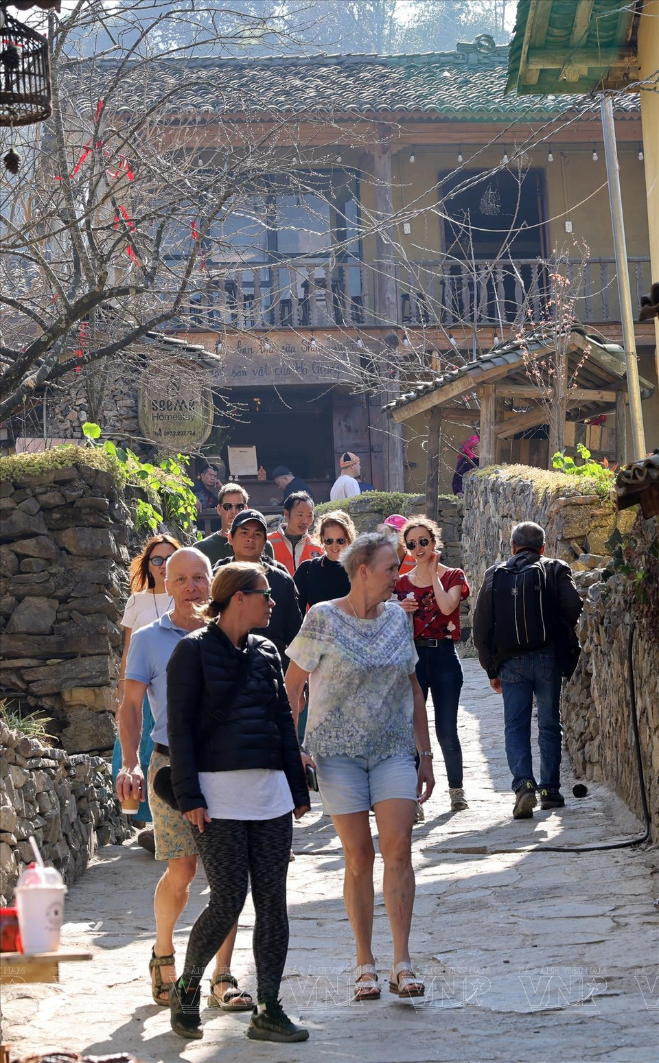 International tourists to Lo Lo Chai village. (Photo: Vietnam Pictorial/VNA)