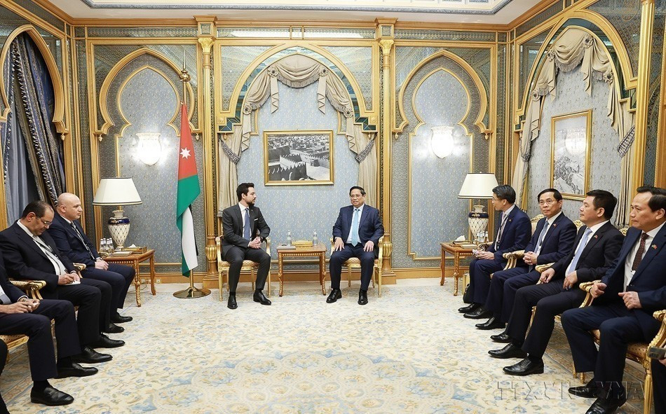 During his visit and attendance at the 8th Future Investment Initiative in Riyadh, Saudi Arabia, on October 29, 2024, Prime Minister Pham Minh Chinh meets with His Royal Highness Crown Prince Al Hussein bin Abdullah II of the Kingdom of Jordan. (Photo: VNA)