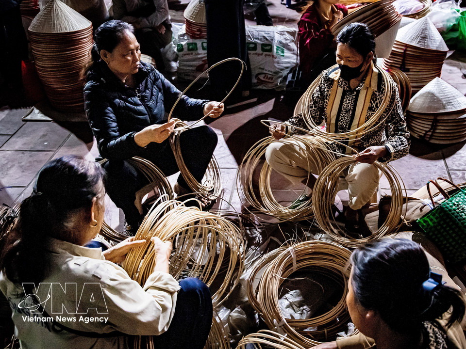 Thin bamboo strips are shaped into rings, forming the structure of the hat. (Photo: VNA)