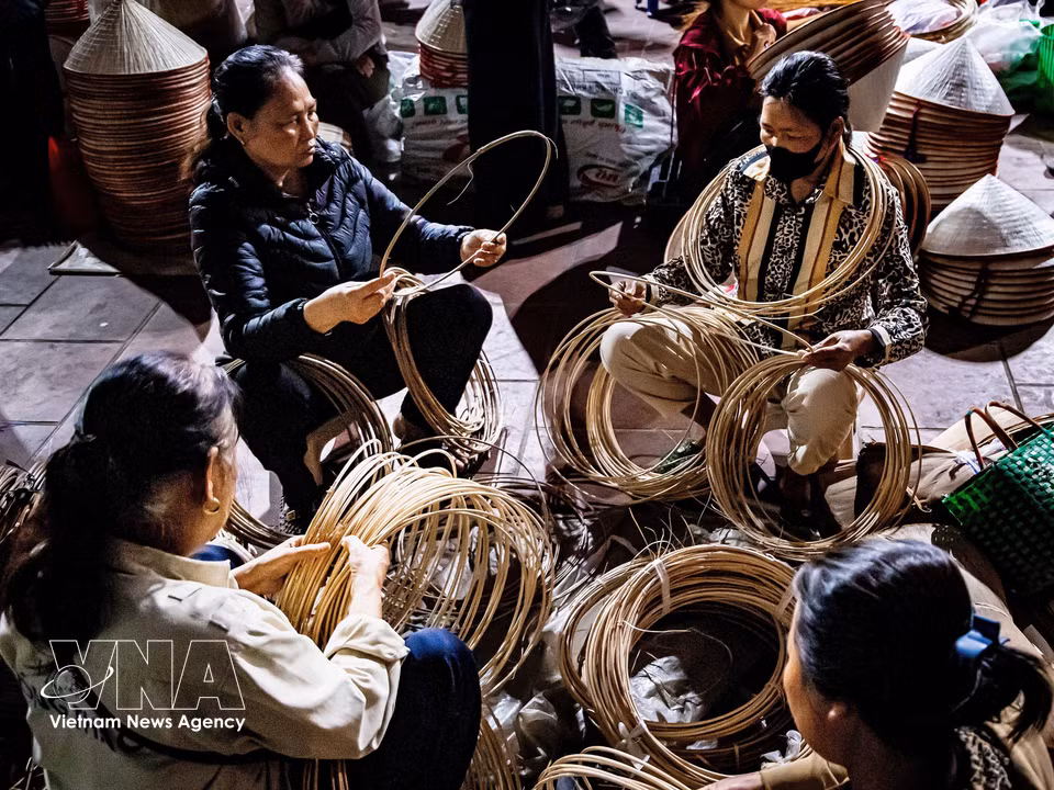Thin bamboo strips are shaped into rings, forming the structure of the hat. (Photo: VNA)