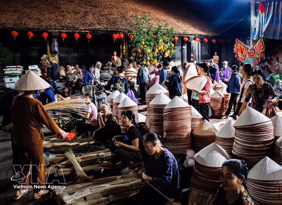 The Chuong hat market runs from around 4:30 to 7:00 a.m. on designated lunar days each month. (Photo: VNA)