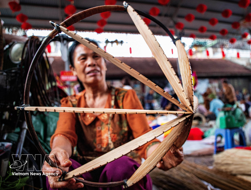 From the initial frame, artisans carry out a series of meticulous steps including preparing the leaves, shaping the rings, forming the hat, stitching, inserting the inner lining and finishing the brim to complete a conical hat. (Photo: VNA)