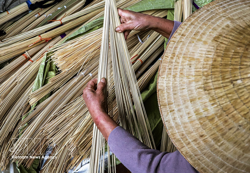 Each Chuong hat features 16 rings, including one thicker ring that forms the brim. (Photo: VNA)