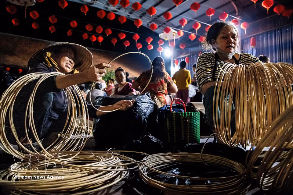 A wide range of materials and tools, such as frames, bamboo rings, palm leaves, nylon thread and sewing supplies, are sold at the market. (Photo: VNA)