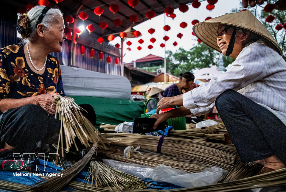 More than a trading place, the market is a social hub where locals meet, talk and preserve long-standing traditions. (Photo: VNA)