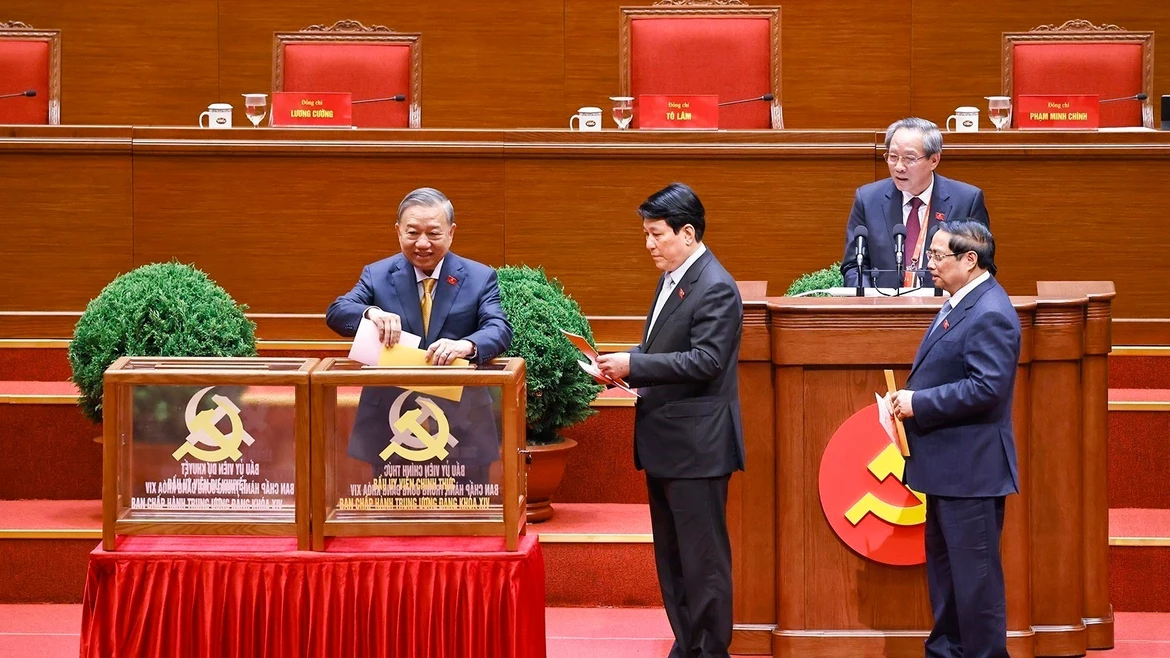 National Party Congress elects 14th-term Party Central Committee