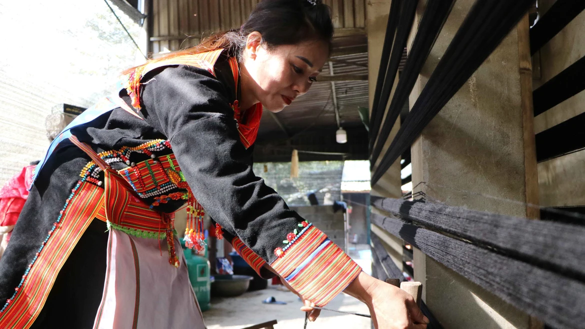 Dao women in Lai Chau keep alive traditional yarn-spinning craft