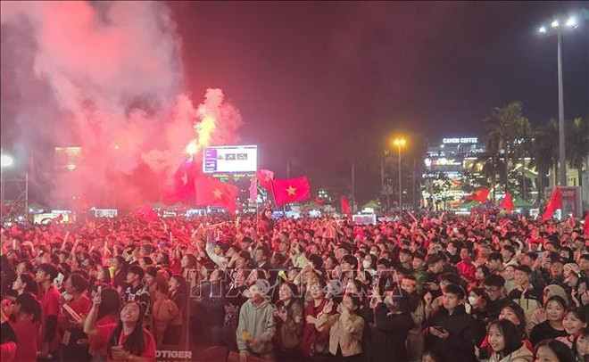 Thousands of supporters in Quang Tri encourage the Vietnam team (Photo: VNA)