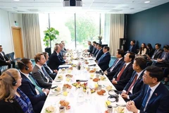 Prime Minister Pham Minh Chinh has a working breakfast with leaders of major Swedish corporations in Stockholm on June 12 (Photo: VNA)