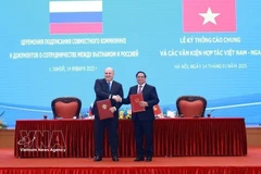 Prime Minister Pham Minh Chinh and his Russian counterpart Mikhail Vladimirovich Mishustin sign a Joint Communiqué on the outcomes of the official visit to Vietnam by the Russian Prime Minister (Hanoi, January 14, 2025). Photo: VNA