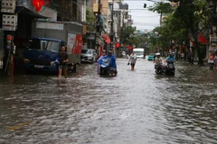 Tran Hung Dao street in Nam Dinh ward, Ninh Binh province, is flooded due to heavy rain triggered by Typhoon Kajiki on August 25. (Photo: VNA)