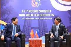Prime Minister Pham Minh Chinh (L) meets with Philippine President Ferdinand Romualdez Marcos Jr. in Malaysia on October 27, 2025. Photo: VNA