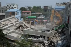 Search and rescue teams look for missing persons after the earthquake in Mandalay, Myanmar. Photo: Xinhua/VNA
