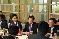 Minister of Foreign Affairs Le Hoai Trung at the meeting with his Thai counterpart Sihasak Phuangketkeow in Thailand on December 14, 2025. Photo courtesy of the Ministry of Foreign Affairs.