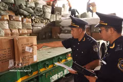 Customs officers inspect import and export goods at Huu Nghi International Border Gate, Lang Son province. Photo: VNA