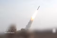 A video footage released by the Houthi forces in Yemen shows a hypersonic missile being launched from a secret location in Yemen toward targets in Israel. Photo: Xinhua/VNA.