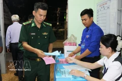 A border guard comes to cast his ballot in Tan Phu Dong islet commune, Dong Thap province, on March 15 morning. (Photo: VNA)