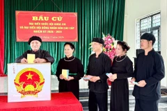 Tay ethnic voters in Na O hamlet of An Lac commune, Bac Ninh province, cast their ballots on March 15. (Photo: VNA)