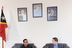 Charge d'Affaires of Vietnam to Timor-Leste Pham Binh Dam and Timor-Leste Minister of Justice Sergio de Jesus Fernandes da Costa Hornai in Dili at the working session. Photo published by VNA