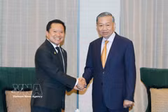 Party General Secretary and State President To Lam receives Thapana Sirivadhanabhakdi, Executive Chairman of TCC Group and CEO of Thai Beverage Public Company Limited (ThaiBev), in Bangkok on May 27, 2026. (Photo: VNA)