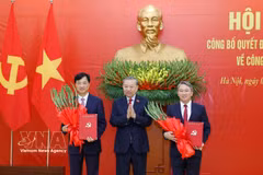 Party General Secretary and President To Lam presents Politburo decisions and congratulates Nguyen Duy Ngoc and Nguyen Hai Ninh on their new appointments. Photo: VNA