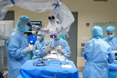 FV Hospital doctors perform life-saving surgery on the Russian crew member. Photo published by VNA