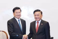 Politburo member and standing member of the Party Central Committee’s Secretariat Tran Cam Tu (R) bids farewell to Lao Party General Secretary and President Thongloun Sisoulith. Photo: VNA
