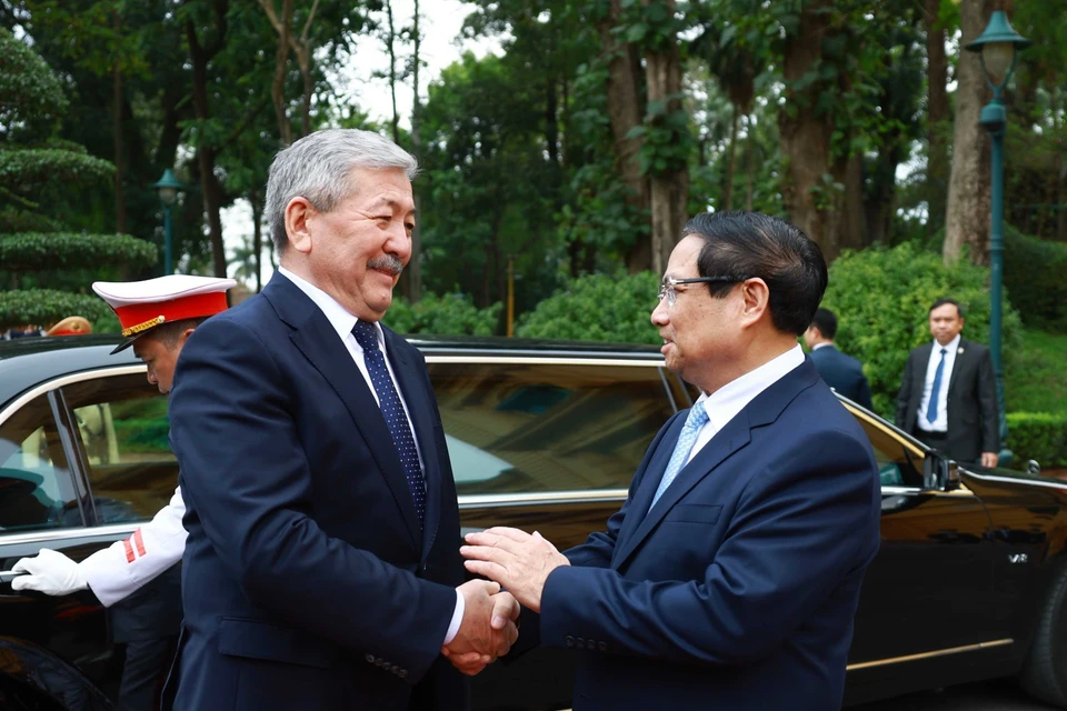 Prime Minister Pham Minh Chinh welcomes Kyrgyz Prime Minister Adylbek Kasymaliev. (Photo: VNA)