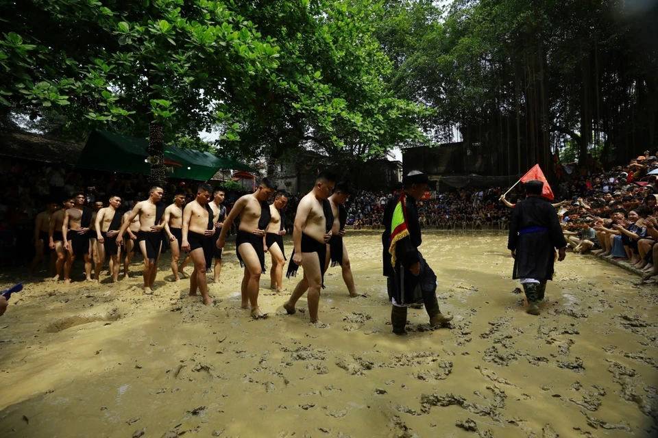 Sixteen strong young men, known as "ball warriors," compete on the main field of the Tam Giang Temple in Yen Vien hamlet, Van Ha commune, Viet Yen district, Bac Giang province. (Photo: An Thanh Dat/VNA)