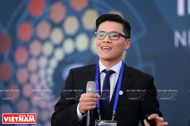 Besides lecturing at Nanyang Technological University, Pham Quang Cuong also studies industrial robots at a robot centre under the university (Photo: VNA)