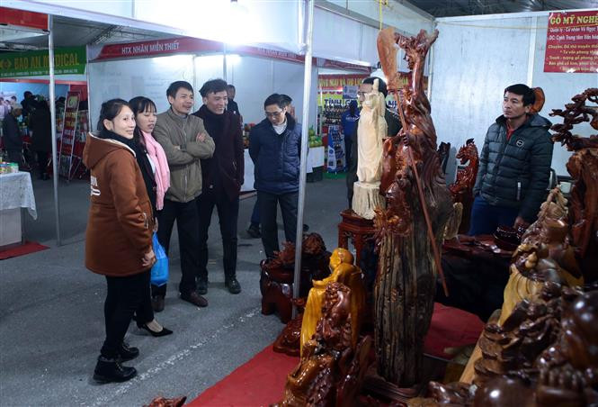 Visitors walk around shopping stalls at the Fair (Photo: VNA)