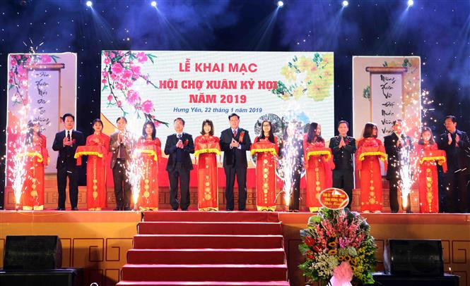Ribbon-cutting ceremony marks the opening of Ky Hoi Spring Fair and Festival 2019 (Photo: VNA)