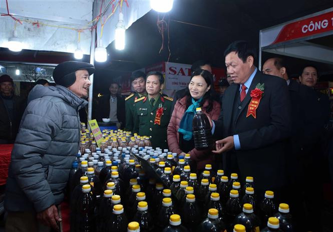 Distinguished delegates visit shopping stalls at the Fair (Photo: VNA)