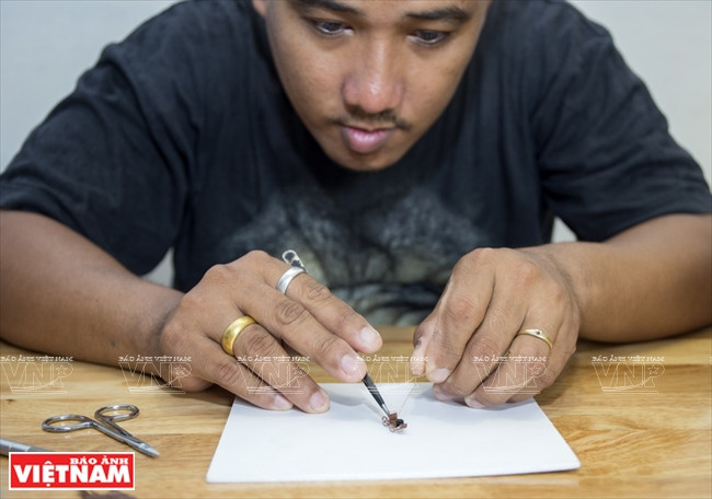 The model maker has to stay focused (Photo: VNA)