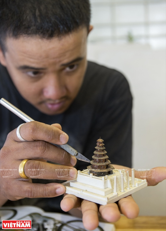 This work requires patience, diligence and precision (Photo: VNA)