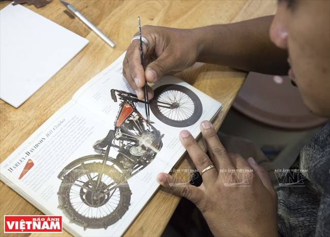 Make a careful sketch before starting to make a miniature model (Photo: VNA)