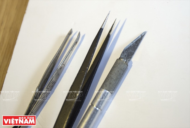 The making tools are tweezers, scissors and knives (Photo: VNA)