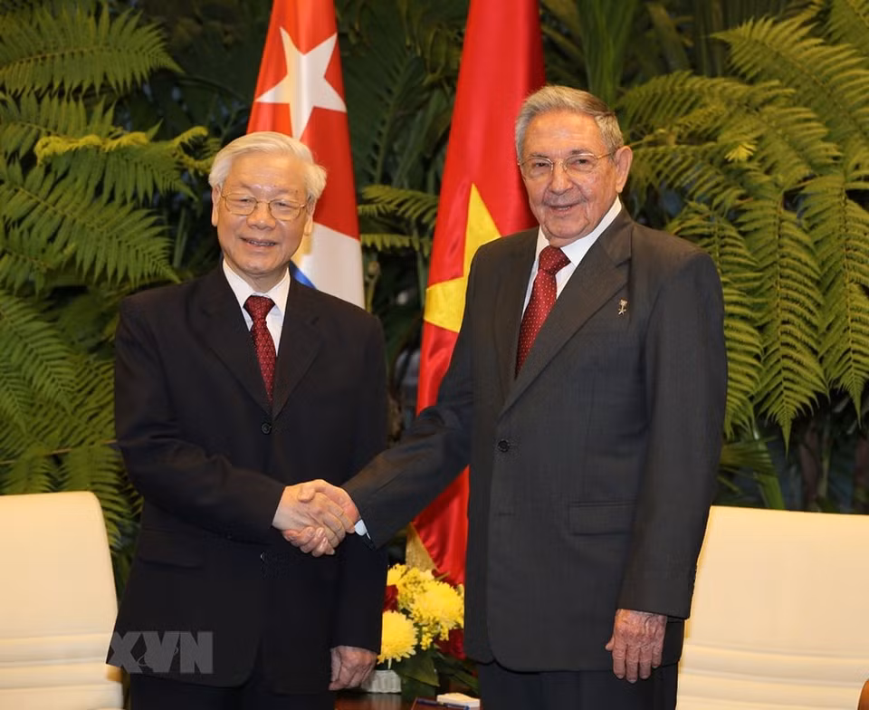 After the welcome ceremony, CPV General Secretary Nguyen Phu Trong and First Secretary of the PCC Central Committee and President of the Councils of State and Ministers of Cuba Raul Castro Ruz hold talks (Photo: VNA)