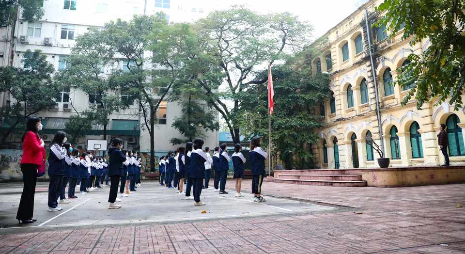 Together with other students in Hanoi, 12th graders of Viet Duc high school return to face-to-face learning on Feb. 7. On the first day coming back to school, they are eager to attend the flag salute ceremony. (Photo: VNA)