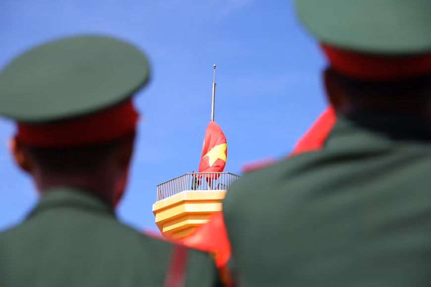 The flag is raised on Thoi Loi peak (Photo:Vietnamplus)