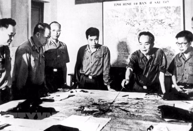 General Vo Nguyen Giap and members of the Central Military Commission approve the plan for the Ho Chi Minh Campaign in 1975. (Photo: VNA)