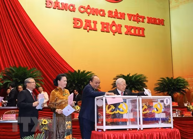 Party General Secretary and State President Nguyen Phu Trong, Prime Minister Nguyen Xuan Phuc, National Assembly Chairwoman Nguyen Thi Kim Ngan and permanent member of the Party Central Committee’s Secretariat Tran Quoc Vuong cast their ballots to elect the 13th tenure Party Central Committee (Photo: VNA)