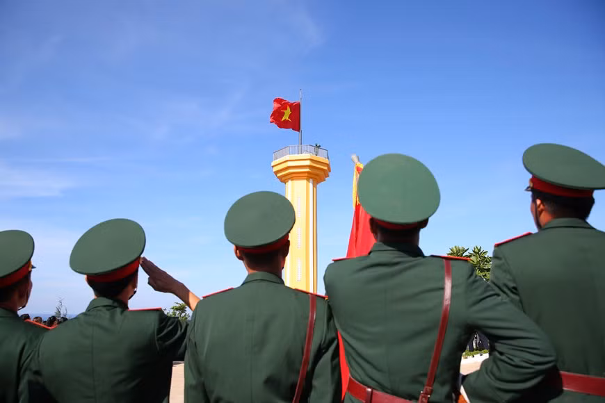 The flag-raising ceremony on Thoi Loi peak (Photo:Vietnamplus)